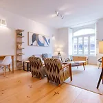 Modern Rustic Flat In Santos By Lovelystay 아파트