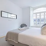 Modern Rustic Flat In Santos By Lovelystay דירה *
