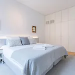 Modern Rustic Flat In Santos By Lovelystay